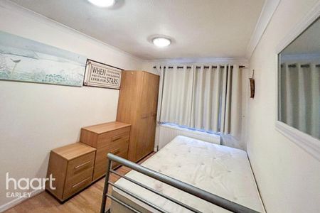 1 bedroom in a house share to rent - Photo 2