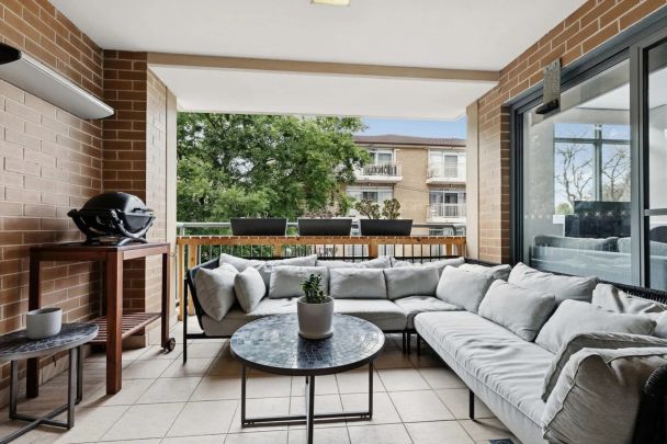 Stylish Apartment in Prime Lifestyle Location - Photo 1