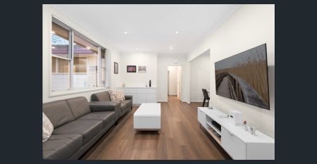 A Stylish, Updated Villa Featuring Spacious Indoor/Outdoor Living - Photo 2