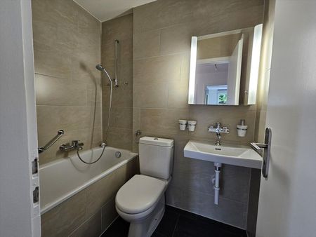 Beautiful renovated 4-room apartment in Neuchâtel - Photo 3