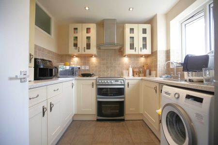 Guide Price £1,850 pcm - Available Now - Unfurnished - Photo 3