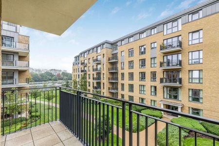 Immaculate three bedroom riverside apartment with balconies and underground parking - Photo 2