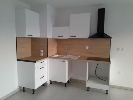 location Appartement T2 DE 46.2m² À ARLES - Photo 3