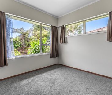 Tidy 2-Bedroom (back unit) - Photo 2