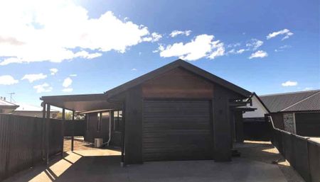 Three bedroom fully fenced home - Photo 2