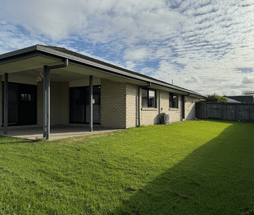 13 Grassdale Cres, Morayfield, Qld 4506 - Photo 2