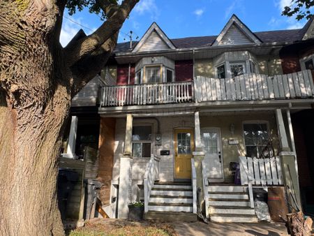 For Lease - 57 Hiawatha Avenue Unit# Upper, Toronto, Ontario - Photo 2