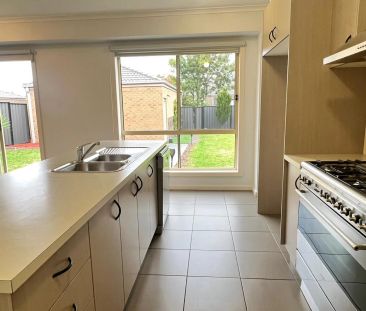 Perfectly positioned, three bedroom beauty! - Photo 1