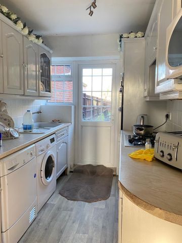 3 bedroom terraced house to rent - Photo 5