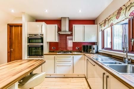 4 bedroom detached house to rent - Photo 1