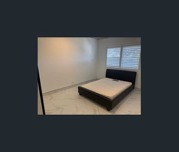 Top Floor | Fully Renovated | Walk to Station - Photo 2