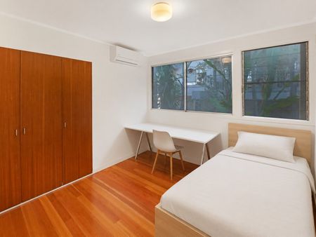 Highgate Hill - Photo 2