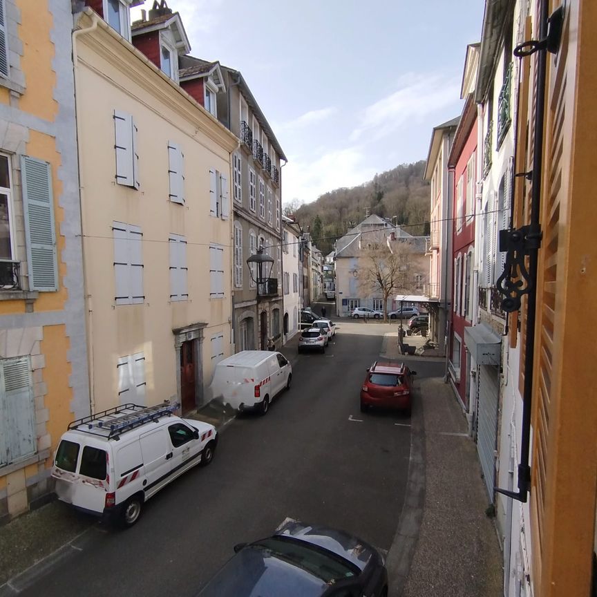 Location Appartement 2 pièces 48m² BAGNERES DE BIGORRE 65200 - Photo 1