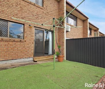 Fully Renovated Three-Level Townhouse - Quiet, Private & Perfectly ... - Photo 5