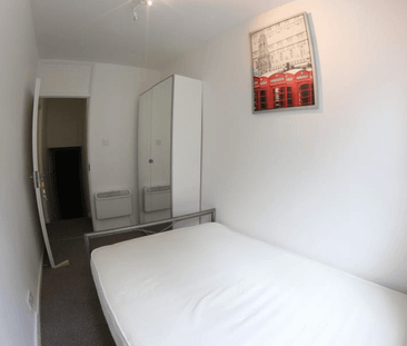 1 bedroom in a flat share to rent - Photo 2
