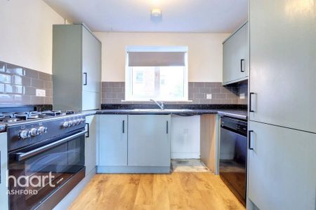 4 bedroom semi-detached house to rent - Photo 3