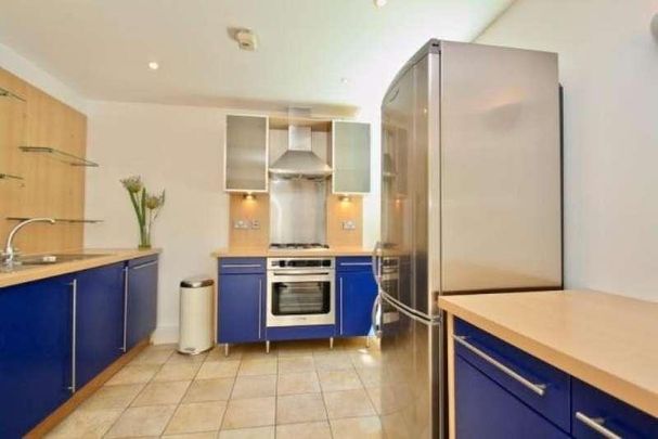 Building Hopton Road, London, SE18 - Photo 1