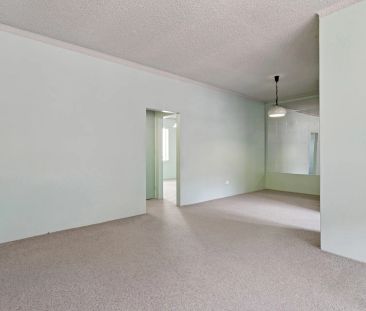 Spacious Double Brick Apartment with Two Balconies & Lock Up Garage - Photo 4