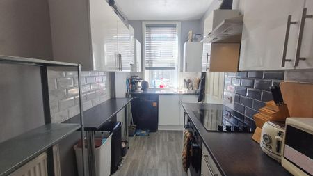 3 bedroom terraced house to rent - Photo 5
