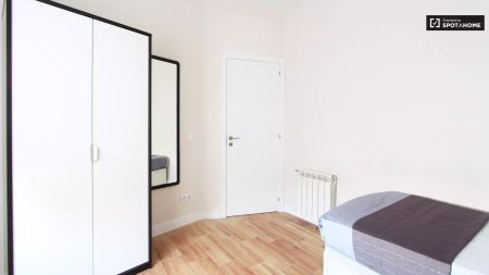 Room in a shared 4-bedroom apartment for rent in Embajadores, professionals and students allowed - Photo 5