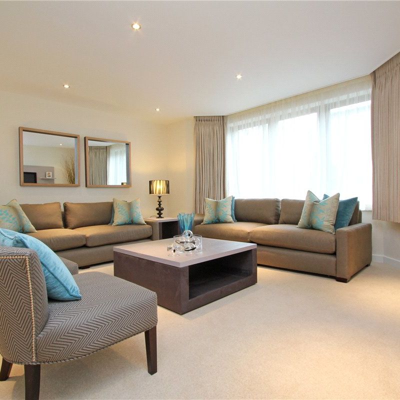 The property consists of a spacious and bright entrance hall, 3 double bedrooms (the master is ensuite), and also a family bathroom. The large reception and dining room are combined and there is a separate fully equipped kitchen. EPC rating: C - Photo 1