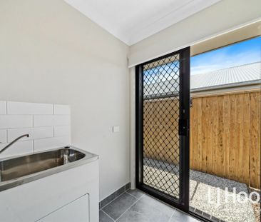 Modern Family Living in Yarrabilba - Photo 4