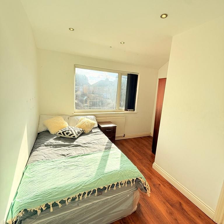 1 bedroom in a house share to rent - Photo 1