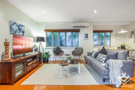 Furnished four bedrooms house at front of Park, Heart of Toowong - Photo 3