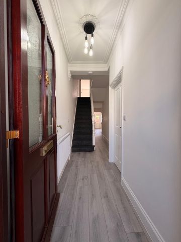 3 Bed Terraced House, Courtland Avenue, IG1 - Photo 3