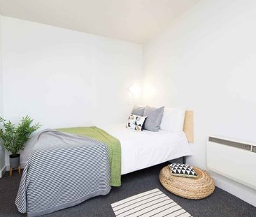 Large High Double Ensuite: Three Bed Flat - Photo 6