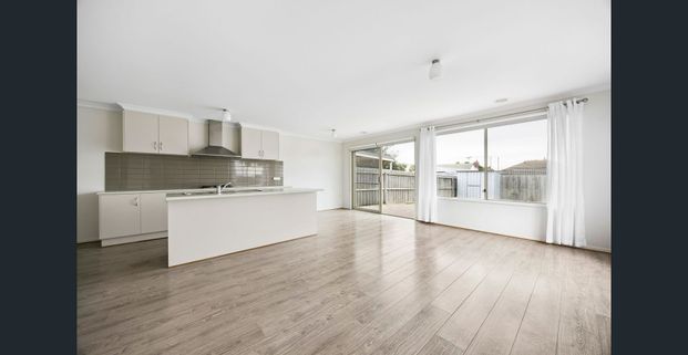 Modern Ease and Everyday Comfort in a Private Setting - Photo 1