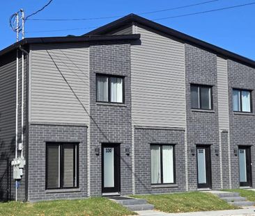 Grand 4 ½ sur 2 étages, 1218 pieds carrés, avec 2 grandes chambres,... - Photo 3