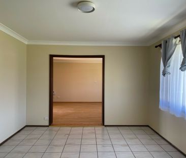 Neat & Tidy 3 Bedroom House! Close To Blacktown CBD - Photo 2