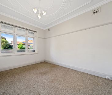 Lovely Home in a Quiet Street Close to Charing Cross and Local Beaches - Photo 2