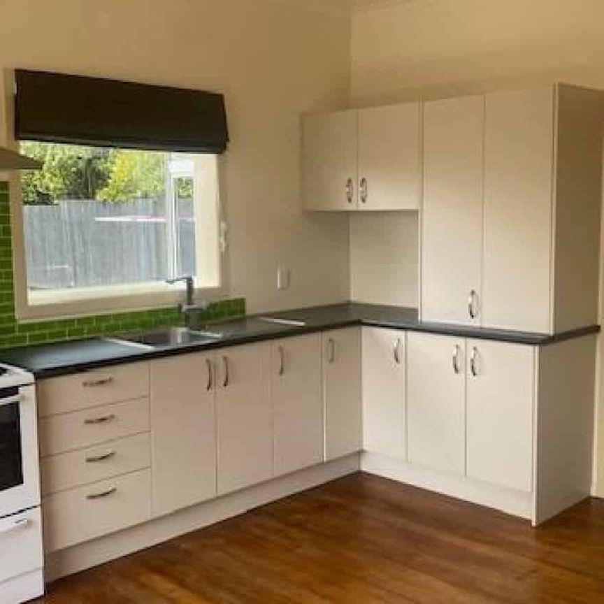ELEVATED & SUNNY - 3 BEDROOMS. 1 BATHROOM HOUSE - Photo 1