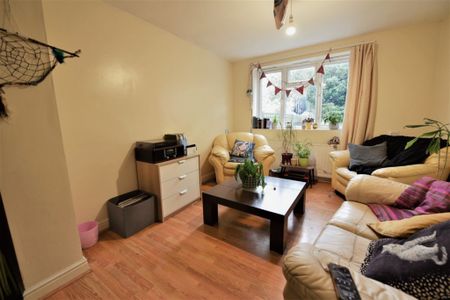 3 bedroom Flat in St Annes Road, Leeds - Photo 2