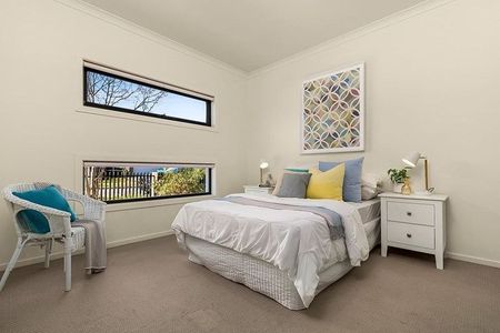 Captivating Family-Friendly Home - Photo 2