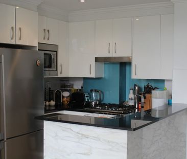 Modern Waterfront Living - 1 Bedroom Apartment in Chiswick - Photo 2