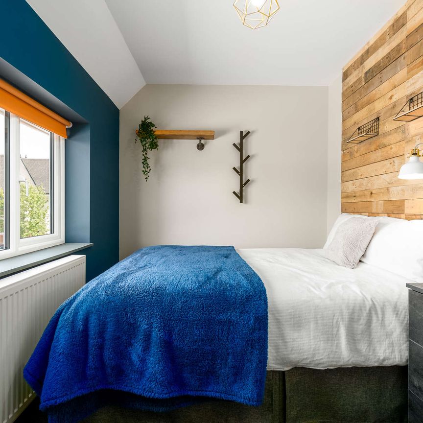 OX Living is proud to present this high-quality 8-bedroom co-living property, perfect for working professionals looking for stylish, stress-free living. - Photo 1