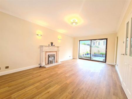 4 bedroom detached house to rent - Photo 2