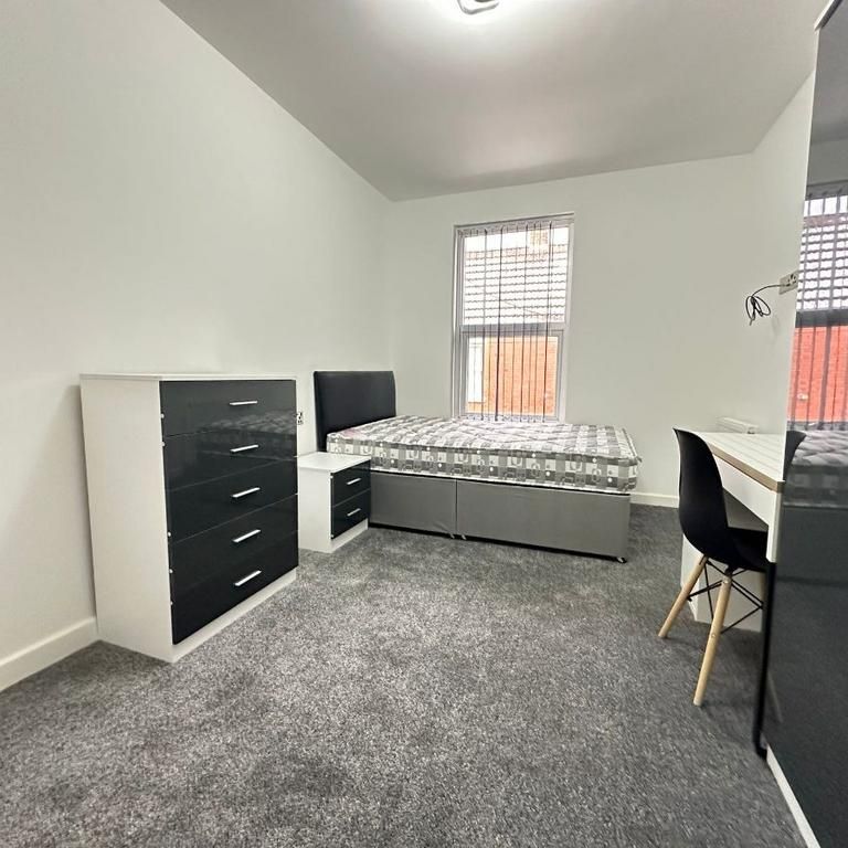 6 bedroom terraced house to rent - Photo 1
