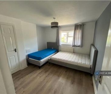 4 bedroom semi-detached house to rent - Photo 3