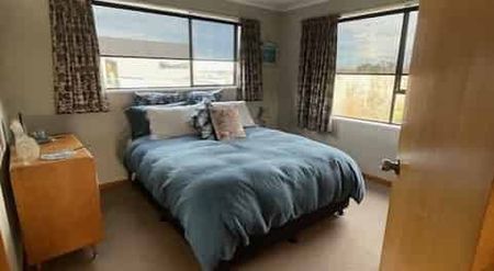 Two bedrooms fully furnished Short Term - Photo 2