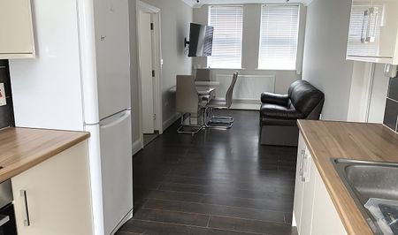 3-Bed Ensuite Student Property with Free Parking & Large Communal Garden - Photo 3