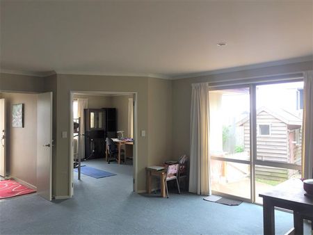 Spacious 4+ Bedroom Family Home - Photo 2