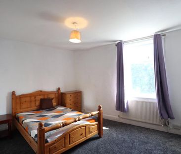 4 bedroom end of terrace house to rent - Photo 3