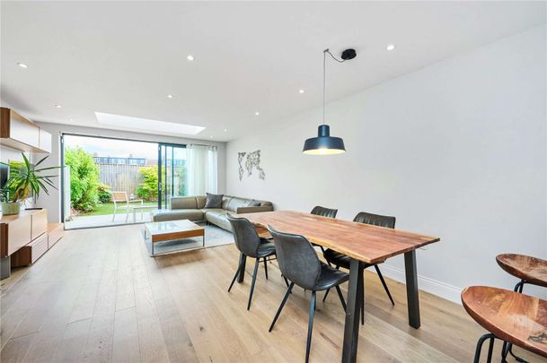 A beautifully designed modern four bedroom house with off- street parking situated in a gated development. - Photo 1