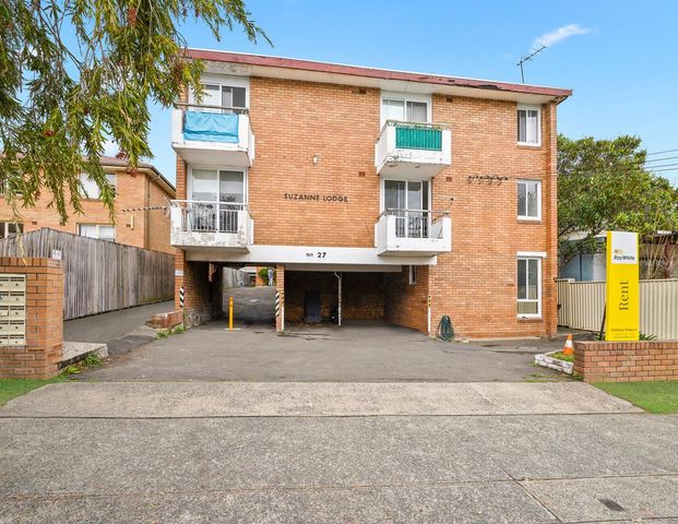 Perfectly Positioned Apartment - Photo 1