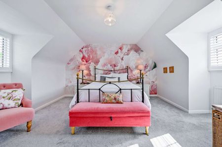 A beautifully refurbished three-bedroom detached home in the sought-after Tudor Park, finished to a high standard with modern, flexible living ideal for families or profession - Photo 5