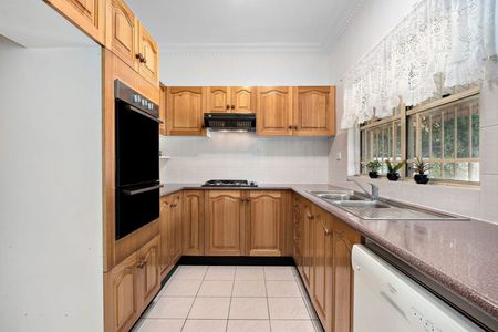 Spacious & Private Villa Living in Connells Point - Photo 3